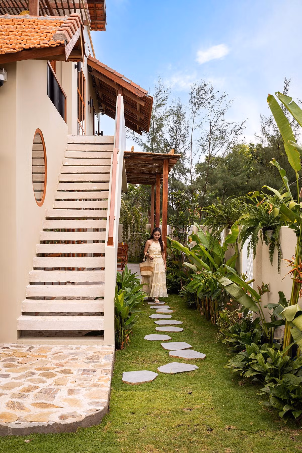Ngôi nhà được bố trí theo hình chữ nhật, tận dụng tối đa không gian đất rộng. Khoảng 60% diện tích dành cho sân vườn và không gian mở, mang lại cảm giác thoáng đãng. Ảnh: Bùi Minh Quốc