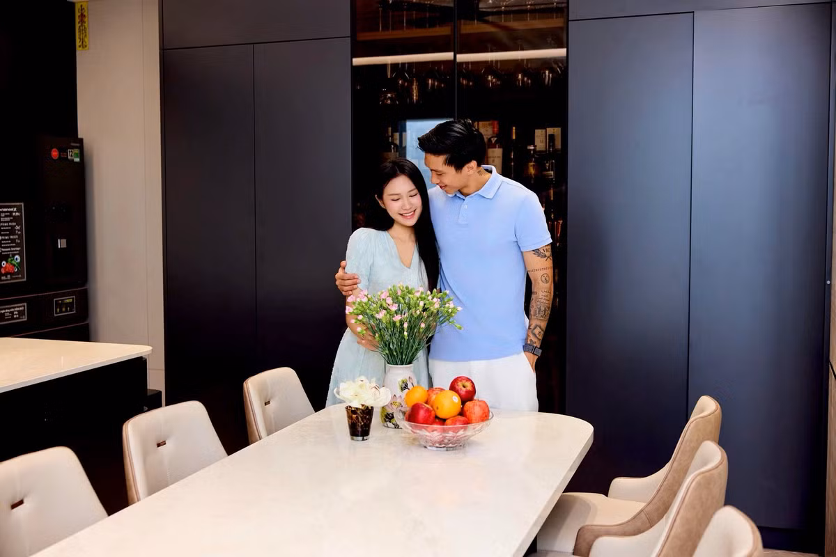 Từng vật liệu trong nhà đều được vợ chồng nam cầu thủ chăm chút để vừa giàu công năng, vừa thể hiện đúng gu thẩm mỹ của chủ nhân. Ảnh: FB Đoàn Văn Hậu