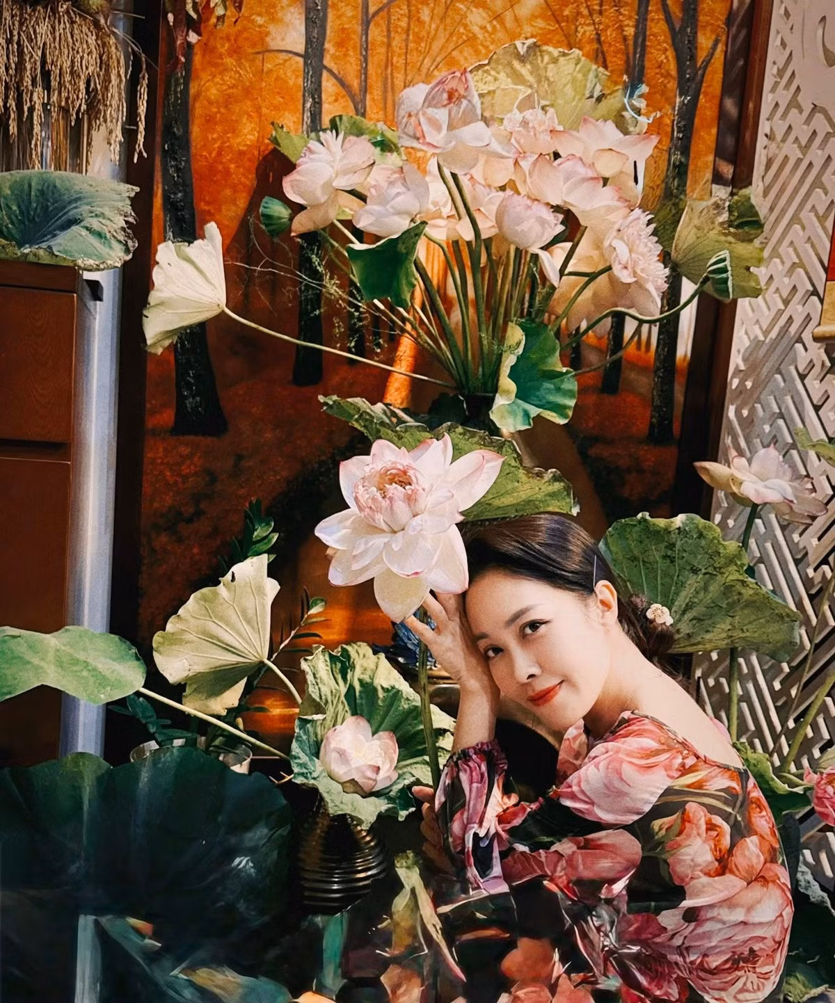Bà mẹ 2 con tạo dáng ngay tại nhà bên những bình sen. Ảnh: FB Trang Hoang