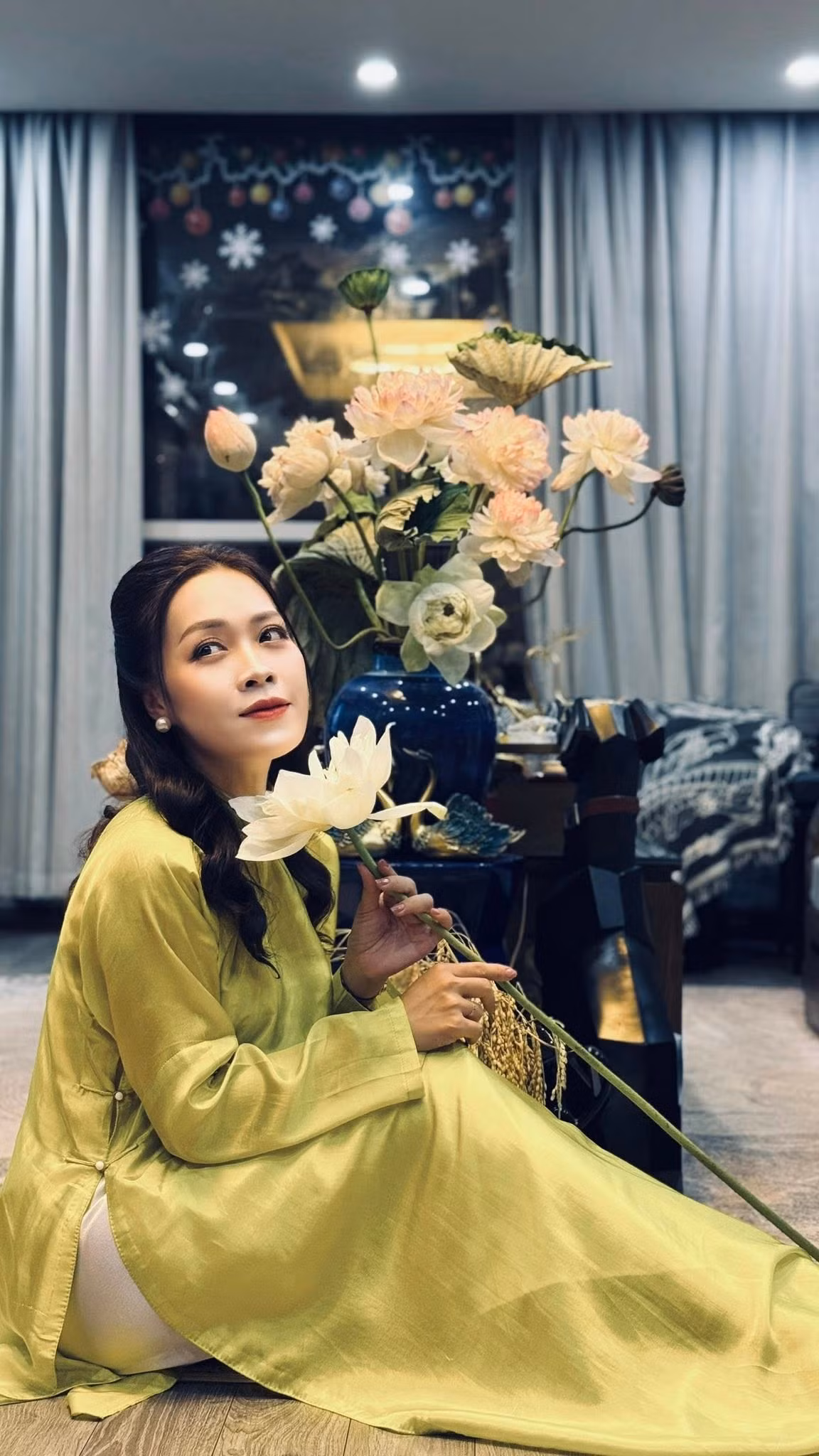 MC Hoàng Trang cắm những bình hoa sen khắp nhà, tỏa hương thơm ngát. Ảnh: FB Trang Hoang