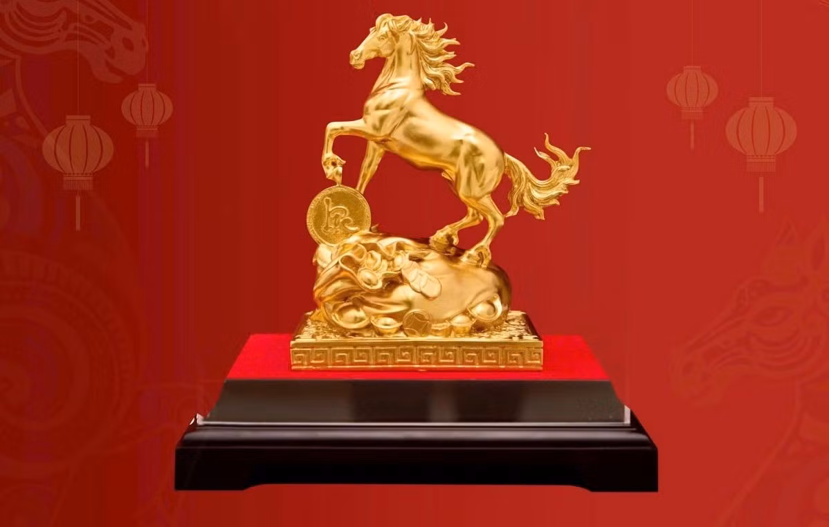 Để tạo nền cho bề mặt của tượng, các nghệ nhân phải mài, dũa tỉ mỉ từng chi tiết. Ảnh: Kinggold