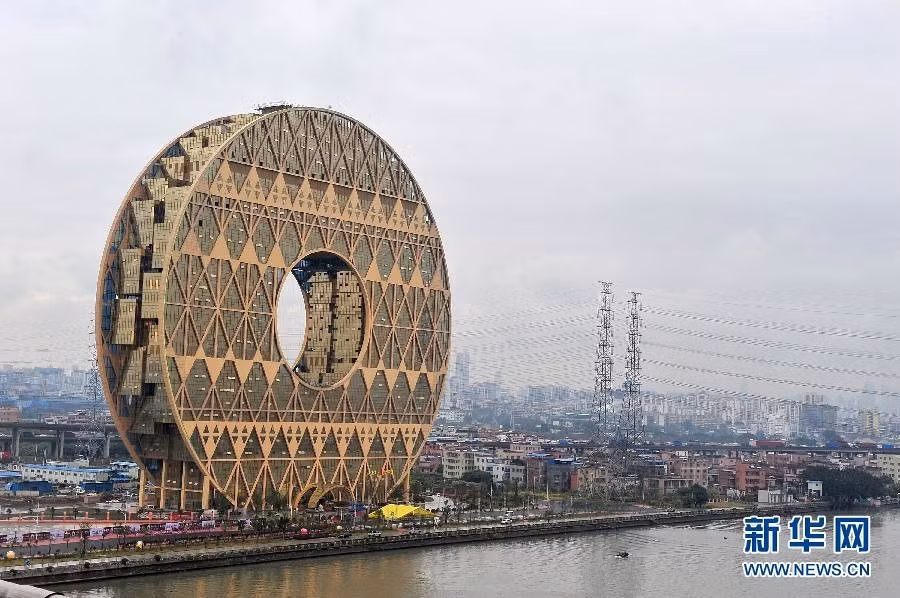 Tọa lạc trên bờ bắc sông Châu Giang, tòa nhà cao 138m, gồm 33 tầng, tổng diện tích 85.000 m2. Ảnh: News