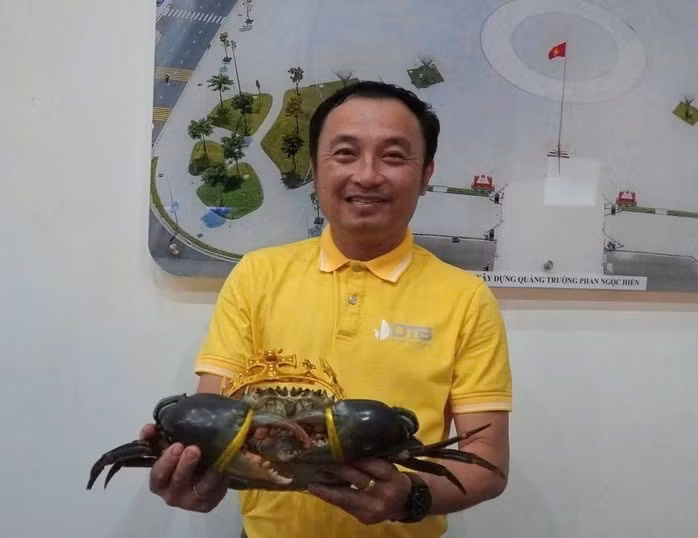 Nằm trong chuỗi sự kiện Ngày hội cua Cà Mau, Ban tổ chức cuộc thi xác lập kỷ lục về cua Cà Mau công bố "vua cua" nặng 1,820 kg. Ảnh: Người lao động