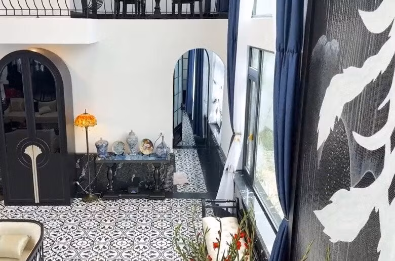Sự kết hợp tinh tế giữa sắc đỏ của hoa Tết và các món đồ trang trí tạo vẻ đẹp vừa quyền quý vừa ấm ấm cúng. Ảnh: FB Phạm Phương Thảo
