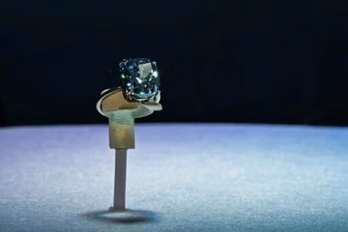 Trước buổi bán đấu giá, Sotheby's đã trưng bày viên kim cương xanh trong triển lãm tại Abu Dhabi vào tháng 4, cùng 7 viên kim cương, đá quý được xem là tuyệt phẩm khác, ước tính tổng giá trị hơn 100 triệu USD. Ảnh: CBS19