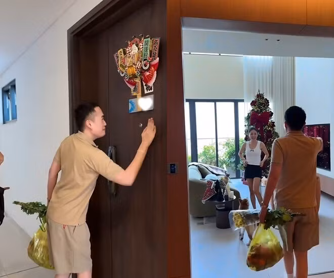 Mới đây, TikToker Tina Thảo Thi đến thăm căn hộ của Văn Mai Hương, qua đó hé lộ một phần không gian sống của nữ ca sĩ. Ảnh chụp màn hình