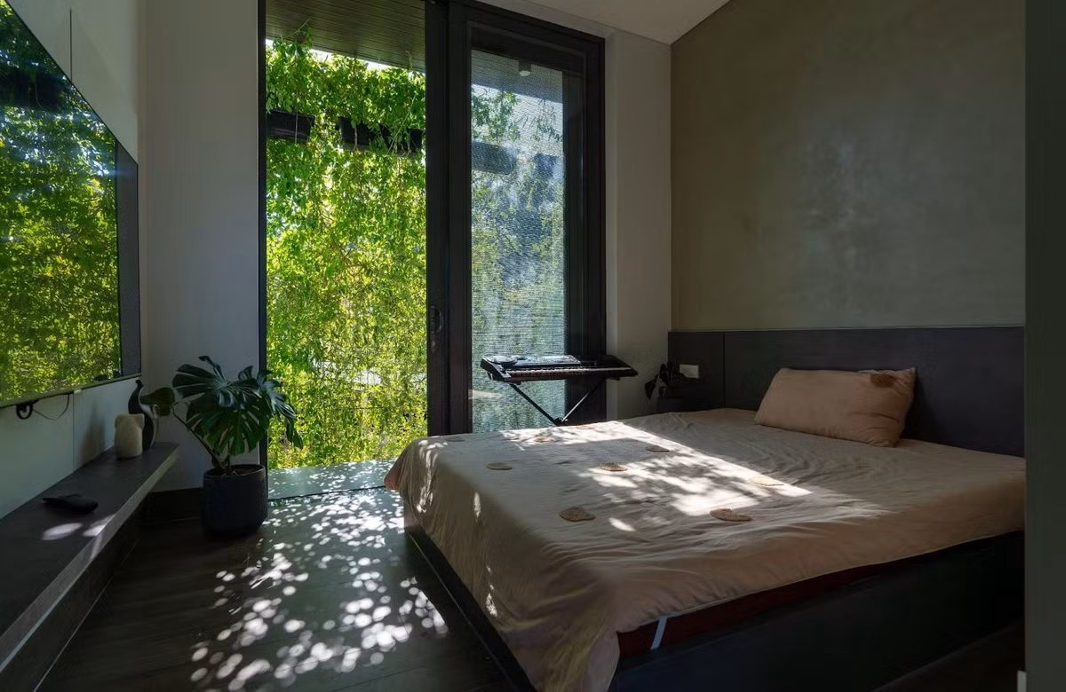 Phòng ngủ đặt ở những vị trí đón sáng và gió tự nhiên, có cửa kính mở ra khu vườn xanh mướt. Ảnh: Khánh Nguyễn
