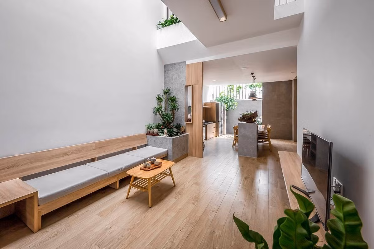 Phòng khách được bài trí tối giản, nội thất gỗ chủ đạo mang đến vẻ ấm cúng. Ảnh: Bùi Minh Quốc
