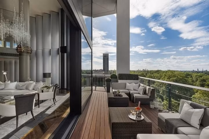 Một căn hộ áp mái trong tổ hợp One Hyde Park tại Knightsbridge đang được rao bán với mức giá khoảng 235 triệu USD. Không gian hai tầng rộng hơn 1.600 m² được trang bị đầy đủ tiện ích cao cấp như spa riêng, phòng gym, rạp chiếu phim, quầy bar cocktail và hệ thống an ninh tối đa cho khu đỗ xe ngầm. Ảnh : Sotheby's International Realty