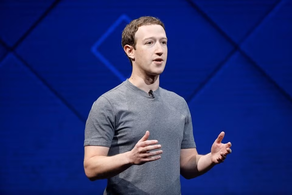 Tỷ phú công nghệ Mark Zuckerberg thường xuyên xuất hiện với hình ảnh cực kỳ giản dị, trong chiếc áo phông, quần jeans. Ảnh: BI