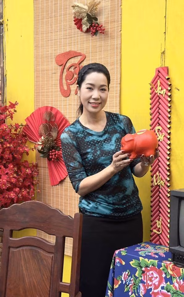 Góc tường mành tre treo liễn đỏ đón Tết rực rỡ. Ảnh: FB Trịnh Kim Chi