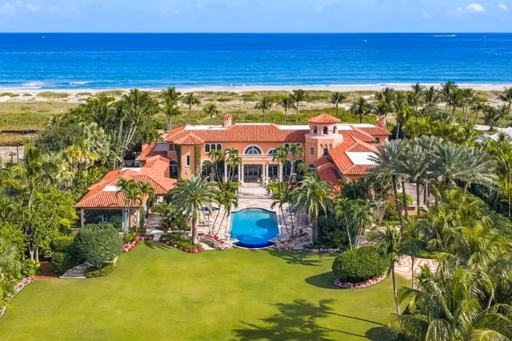 Từng thuộc sở hữu của Aldo Gucci, bất động sản ven biển 1491 N. Ocean Blvd., Palm Beach (Florida, Mỹ) – 205 triệu USD hiện là một trong những tài sản đắt nhất Nam Florida. Khu đất rộng hơn 4 mẫu Anh bao gồm nhà chính 6 phòng ngủ, nhà khách riêng, sân trong, hồ bơi dài và không gian nghỉ dưỡng sát bờ biển. Ảnh: Christian Angle Real Estate