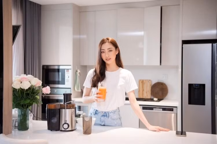 Nàng hậu cũng đầu tư nhiều món đồ hiện đại cho nhà bếp. Ảnh: FBNV