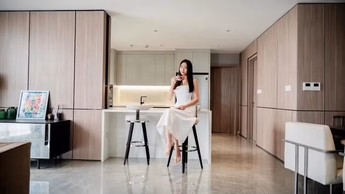 Phòng bếp hiện đại, thiết kế mở, sử dụng đá sáng màu kết hợp tủ gỗ âm tường. Ảnh: FBNV