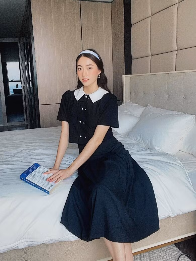Một góc khác trong phòng ngủ với phong cách cổ điển, nhẹ nhàng. Ảnh: FBNV