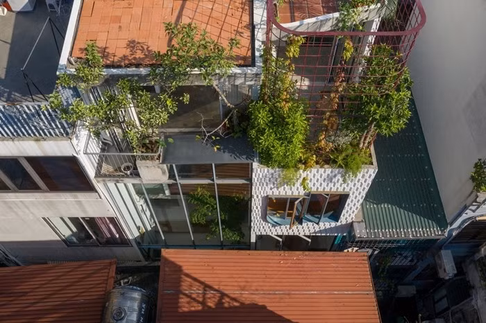 Nằm ẩn mình trong ngõ hẹp tại Hà Nội, TH+ House tọa lạc trên một khu đất hạn chế, mặt tiền rộng 2,5 mét, chỉ tiếp cận bằng lối đi bộ. Ảnh: Hoàng Lê