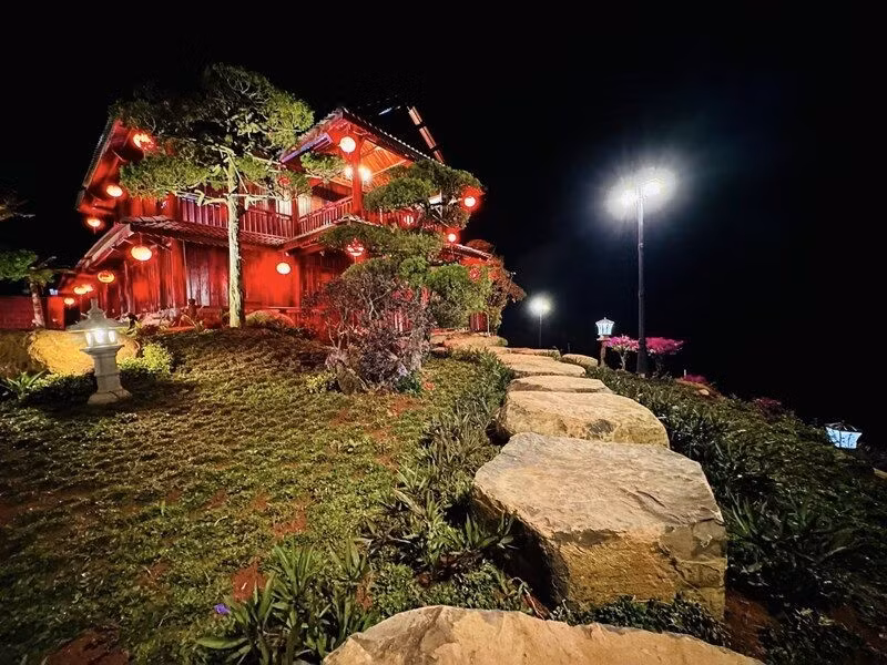 Công trình bao gồm 4 khu nhà riêng biệt tọa lạc trên 4 thế đất đẹp, mỗi khu mang một phong cách kiến trúc riêng biệt. Ảnh: FBNV
