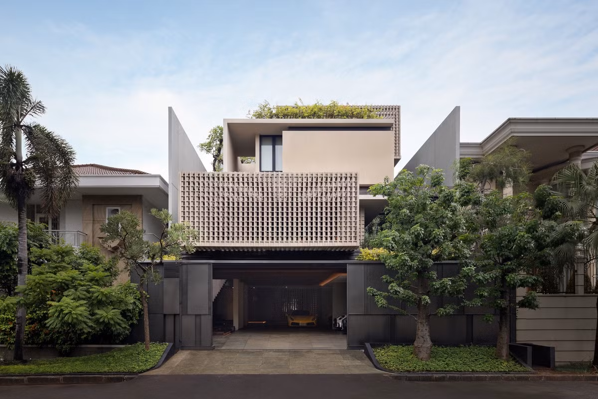 Tọa lạc tại khu đất hướng Tây giữa lòng đô thị ở Jakarta (Indonesia), ngôi nhà được thiết kế nhằm đảm bảo sự riêng tư, râm mát, nhưng vẫn ngập tràn ánh sáng và thông gió tự nhiên. Ảnh: Mario Wibowo