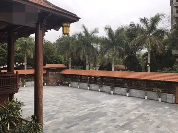 Từ tầng 2 nhìn ra khoảng sân rộng. Ảnh: Anninhthudo