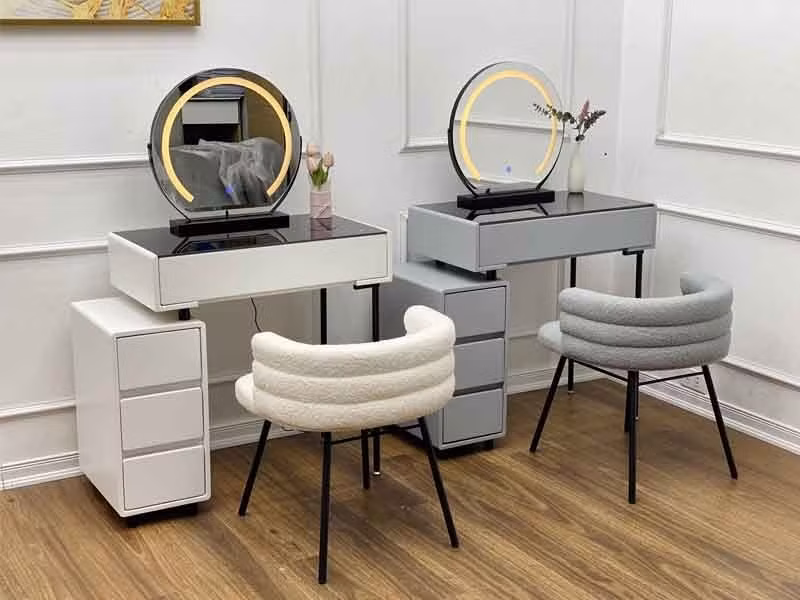 Bàn trang điểm trong phòng ngủ chỉ toàn hộp mỹ phẩm cũ, đồ trang sức lẫn hóa đơn. Ảnh: Nội thất Thiên Hòa Lợi