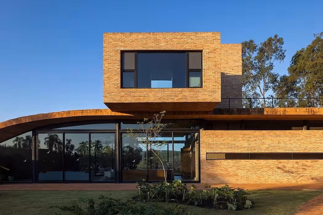 Tọa lạc tại São Paulo (Brazil), ngôi nhà hướng đến sự bình yên giữa một khu đất được tái tạo từ rừng. Ảnh: Homeadore