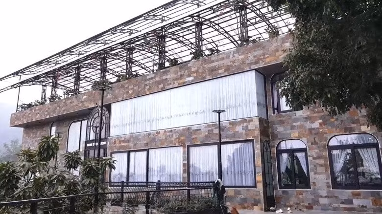 Ngoại thất căn nhà được ốp đá tự nhiên đa sắc với kiến trúc hiện đại, bao quanh là khuôn viên xanh mướt. Ảnh: FB Phạm Phương Thảo