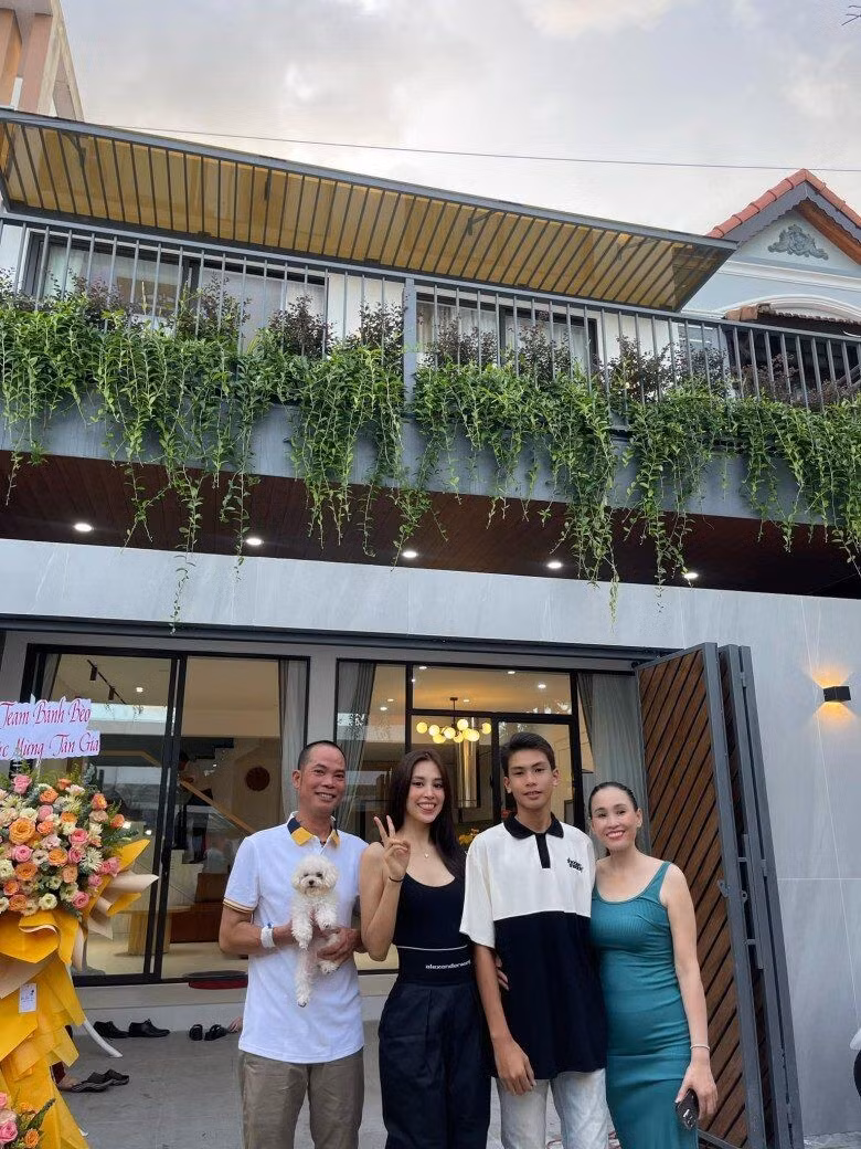 Phòng ngủ trên tầng 2 ngập tràn ánh sáng, có ban công nhìn ra đường. Ảnh: FBNV