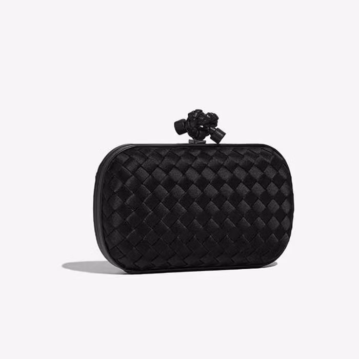 Chiếc clutch này làm từ da Intreccio đệm mút, với cách xử lý chất liệu thủ công đẹp mắt, giá hơn 100 triệu đồng. Ảnh: Level Shoes