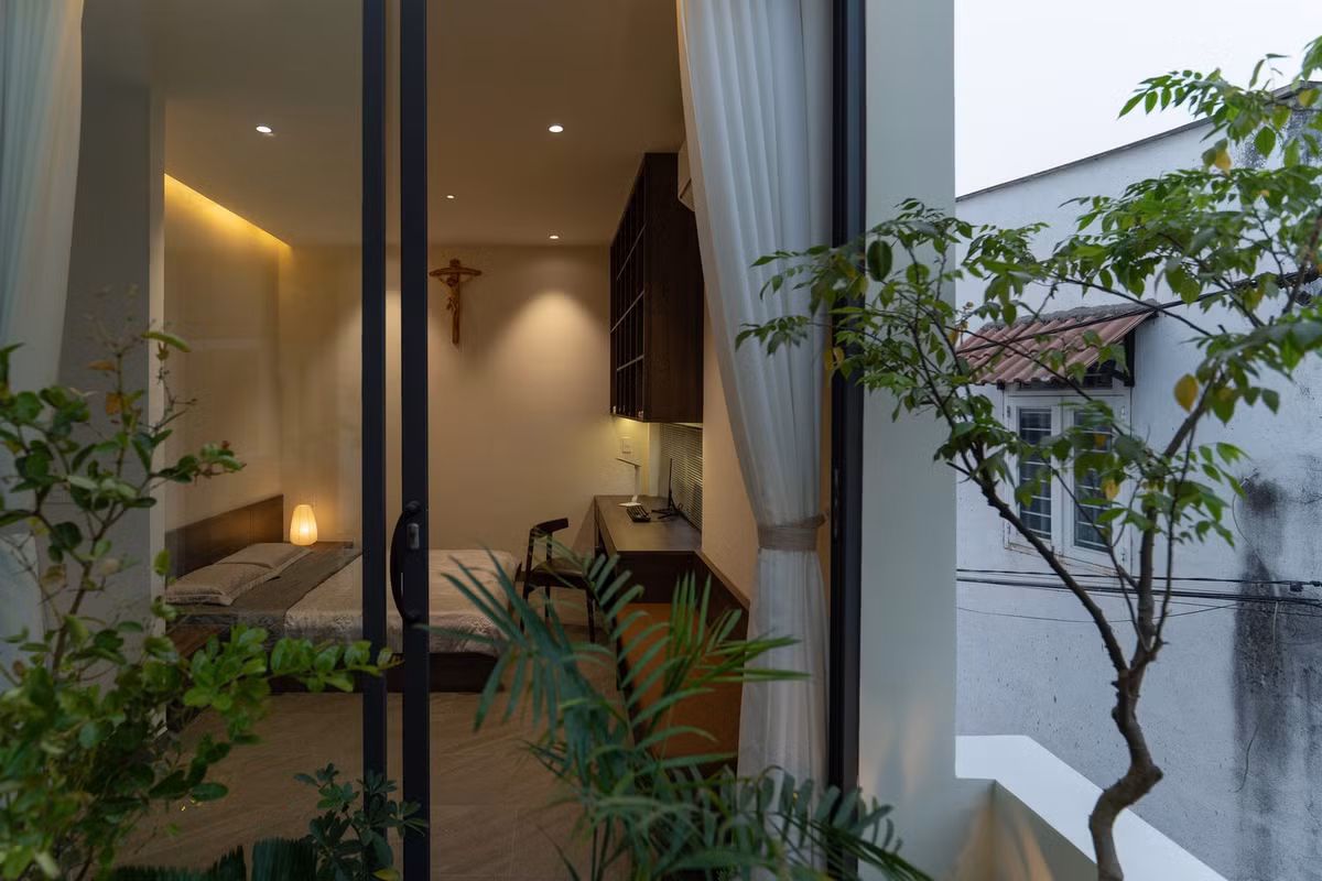 Trình tự không gian được mở ra thông qua nhịp điệu xen kẽ giữa các khu vực sinh hoạt chung và riêng tư. Ảnh: Quang Dam