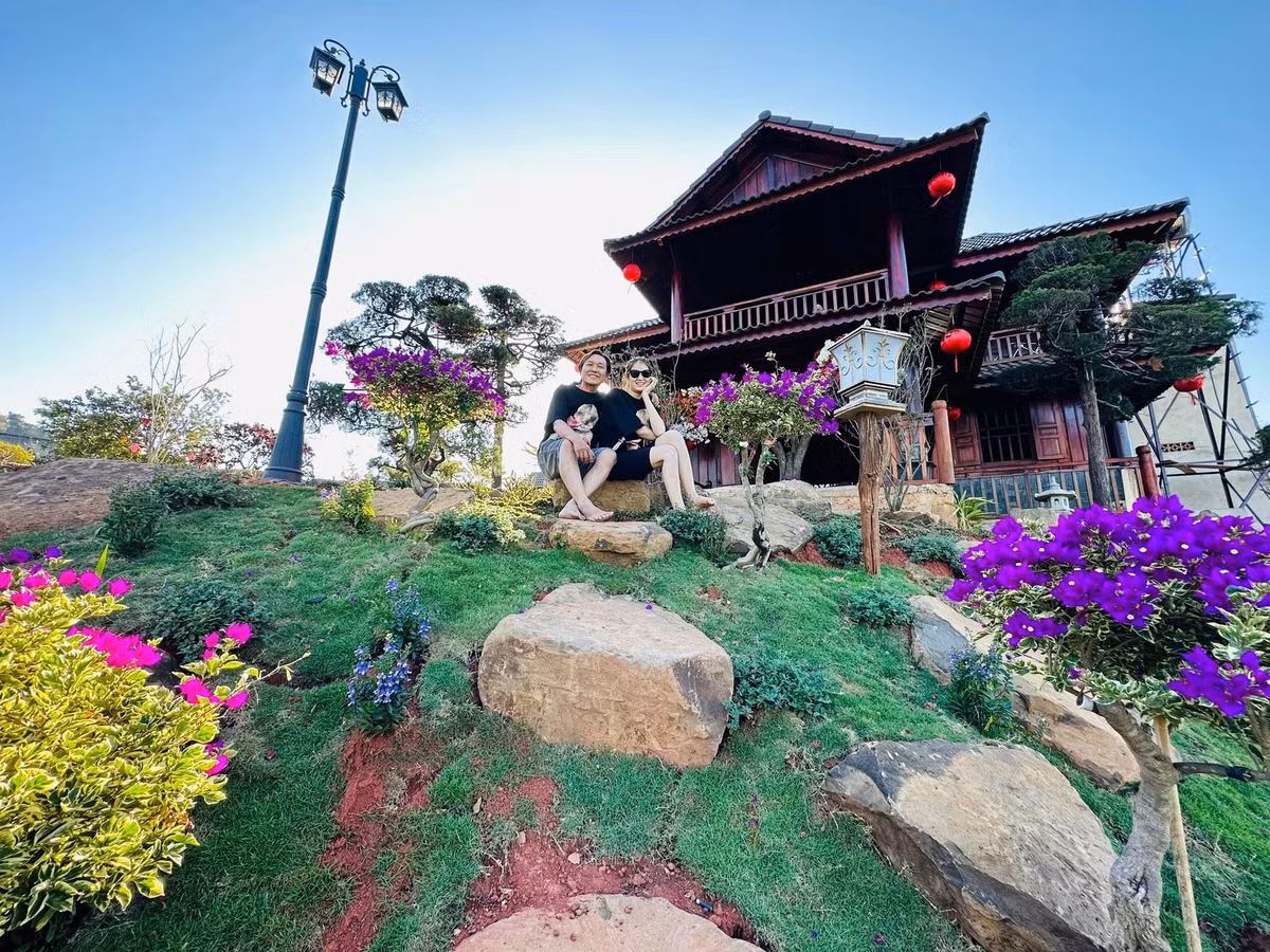 Kiến trúc chủ đạo của ngôi nhà mang phong cách truyền thống với mái ngói âm dương, hệ cột gỗ lớn. Ảnh: FBNV