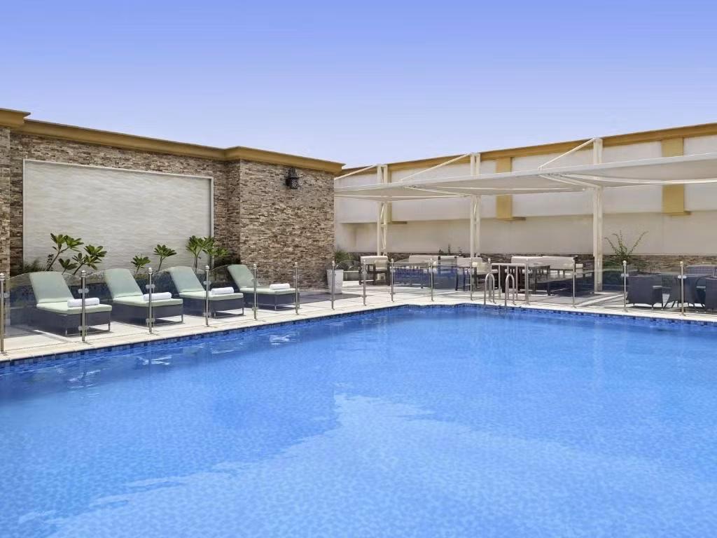 Khu vực bể bơi trong khuôn viên khách sạn. Ảnh: Booking