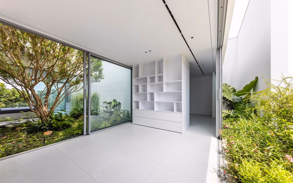 Mặc dù được thiết kế riêng cho những yêu cầu đặc thù của một gia đình, House F10 vẫn là một mô hình mẫu mực có tiềm năng nhân rộng, thúc đẩy một hình thái nhà ở đô thị xanh hơn. Ảnh: Hirouyki Oki