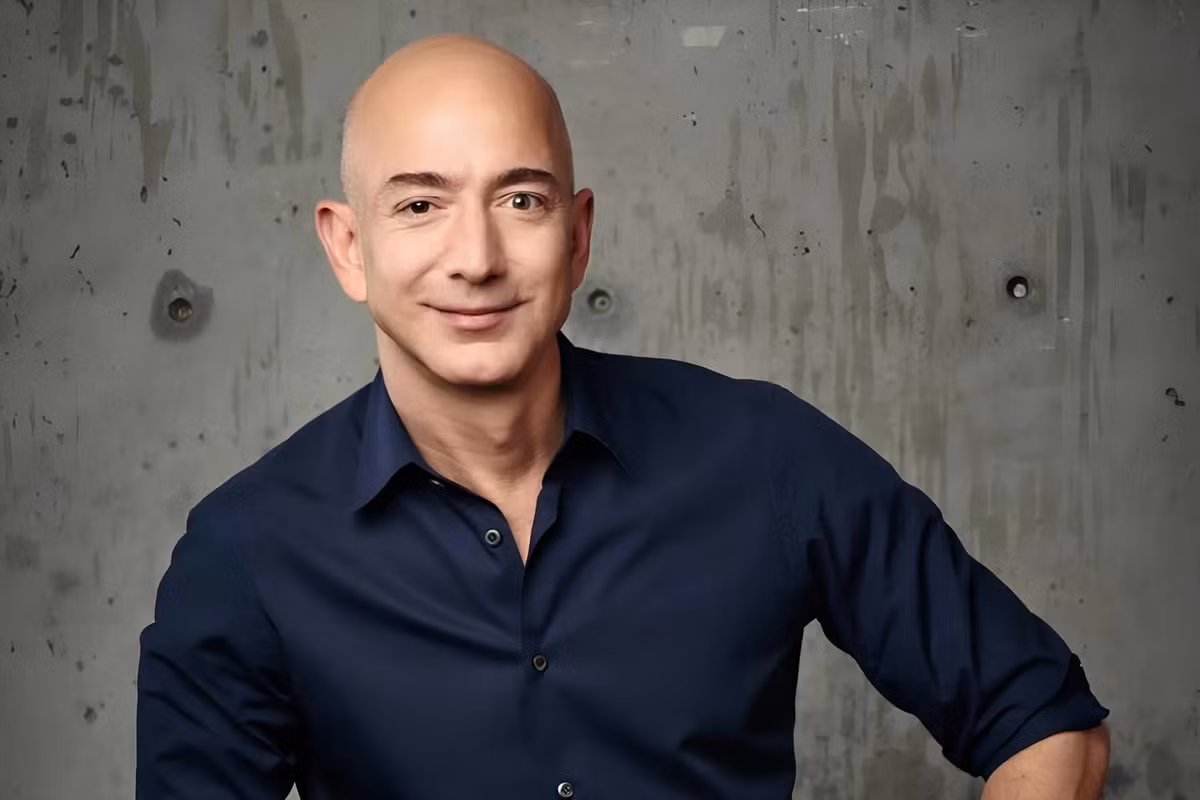 Năm 2018, Axios đưa tin, nhà sáng lập Amazon Jeff Bezos dường như khởi đầu ngày mới thoải mái hơn khi ông thích "làm việc vào buổi sáng". Ảnh: CNN