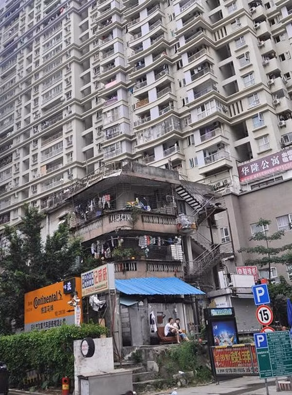 Hiện tại, sau gần 20 năm, gia đình này vẫn tiếp tục sinh sống trong căn nhà cũ, duy trì nếp sống thường ngày. Ảnh: Qingdaonews