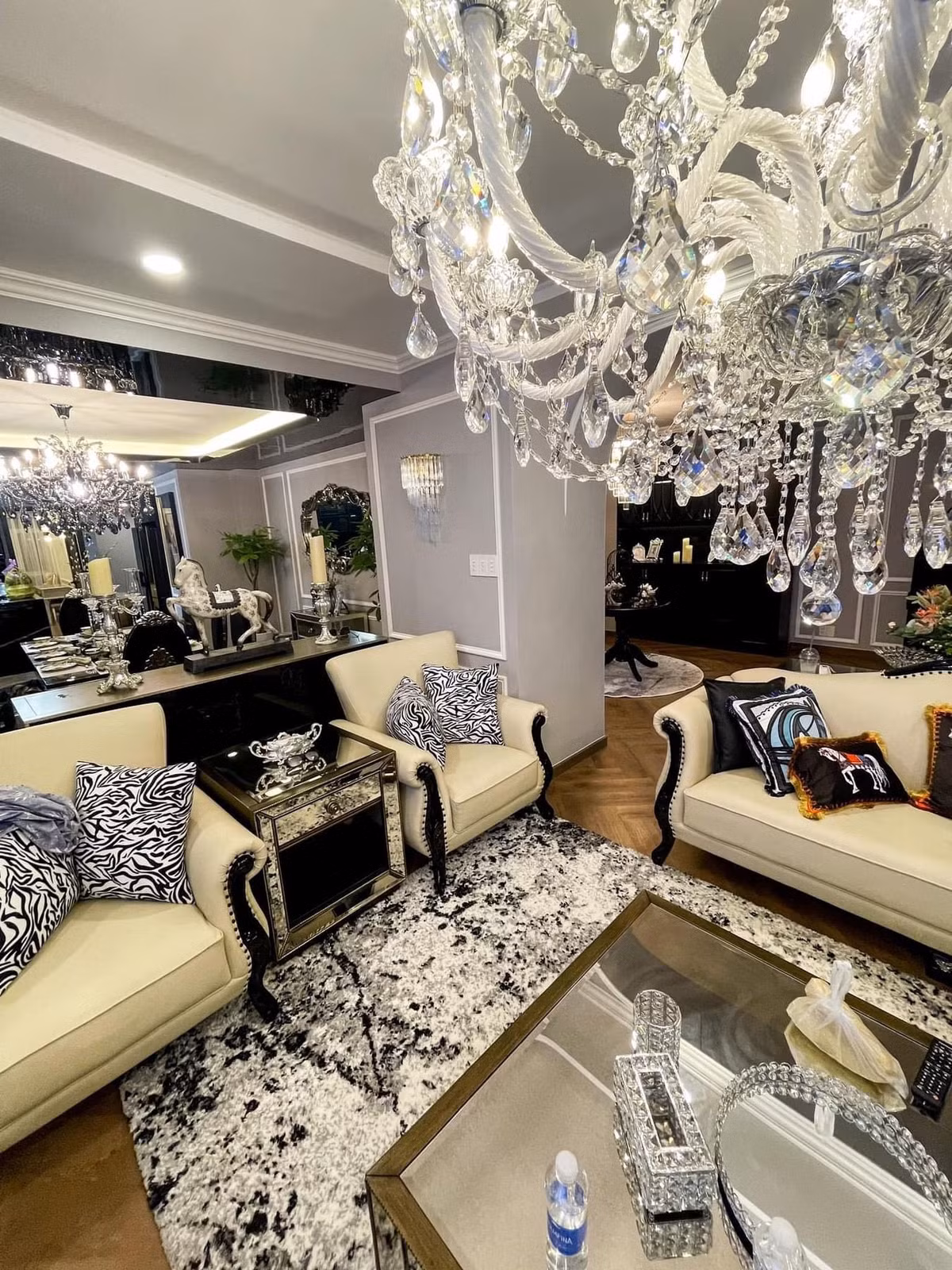 Penthouse của Nguyên Vũ gồm 1 sảnh chờ, 8 phòng ngủ, 10 toilet, 3 phòng khách, 3 bếp, 1 phòng chiếu phim, 1 khu trà chiều và bida, 2 sân thượng BBQ và 1 hồ bơi riêng. Ảnh: FB Nguyên Vũ