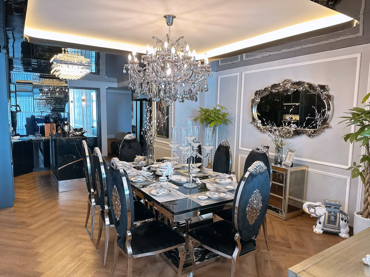 Căn nhà được thiết kế theo phong cách hiện đại, xa hoa với gam màu sáng chủ đạo. Ảnh: FB Nguyên Vũ