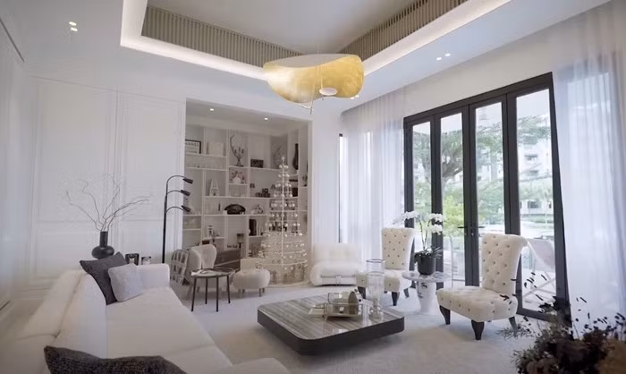 Đáng nói, chỉ riêng phần kính trong phòng khách của phú bà đã có giá bằng 1 căn hộ ở Singapore. Ảnh: Uchify