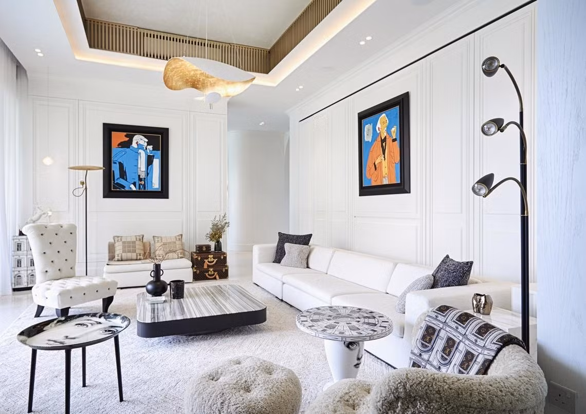 Ghế sofa da thủ công nhập khẩu từ Ý, thảm trải sàn từ Ba Tư, hệ thống đèn âm tường có thể tự động điều chỉnh ánh sáng để phù hợp với tâm trạng của gia chủ. Ảnh: Uchify