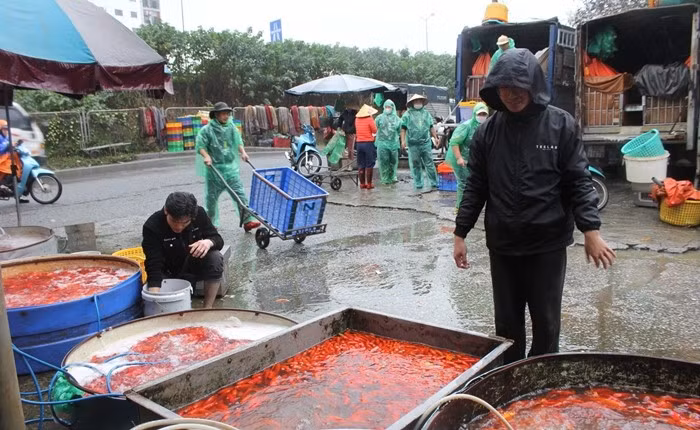 Một số tiểu thương khác cũng chia sẻ, so với những năm cao điểm như 2020-2021, lượng khách năm nay chậm hơn hẳn. Ảnh: Tiền phong