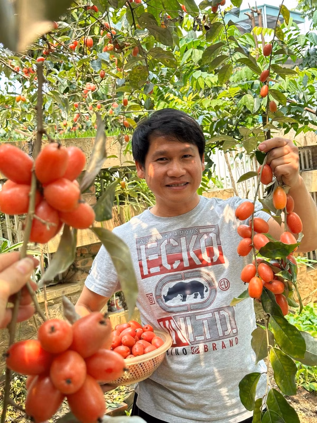 Sau những tháng ngày áp lực, khói bụi, ô nhiễm ở thành phố, ca sĩ Trọng Tấn thích về quê thư giãn ở nhà vườn tại Thanh Hóa. Ảnh: FBNV