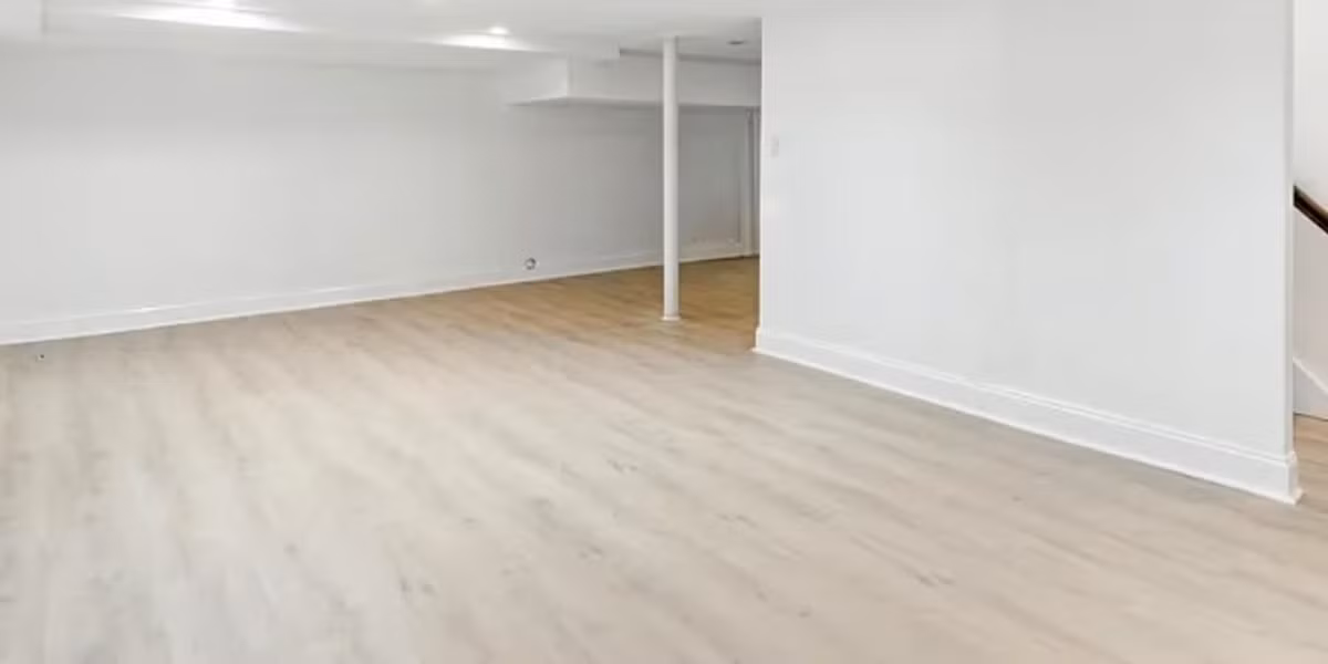 Theo Nypost, Brendan DaSilva - một nhà môi giới bất động sản tại Newark, New Jersey (Mỹ) gây xôn xao dư luận khi rao bán căn nhà 3 phòng ngủ, 2 phòng tắm ở ngoại ô Newark với giá chỉ 1 USD (chưa đầy 30.000 đồng). Ảnh: Brendan DaSilva