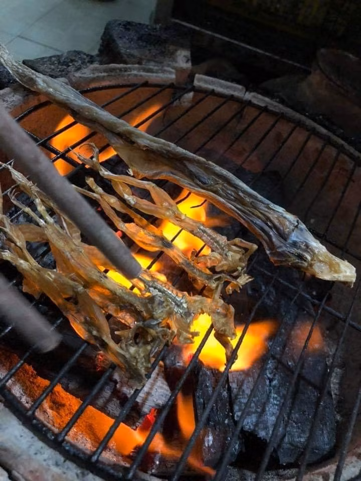 Khô nhái có thể chế biến thành nhiều món ngon nhưng đặc sắc nhất là khô nhái chiên hoặc khô nhái nướng trên than hồng. Ảnh: Facebook