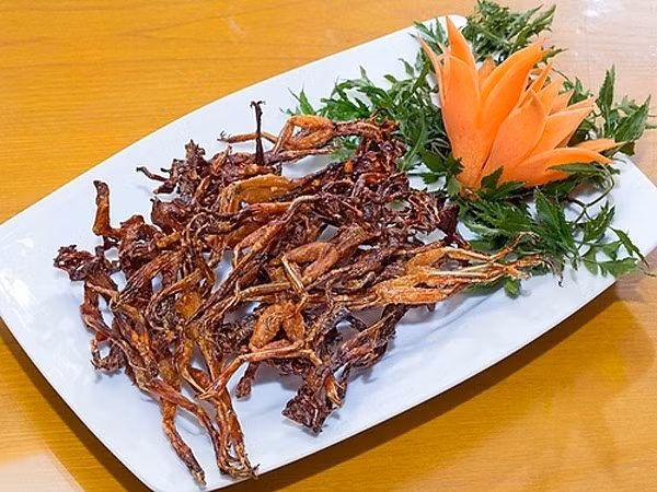 Do vậy, giá bán khô nhái không hề rẻ, dao động từ 350.000-600.000 đồng/kg, tùy loại và thời điểm. Ảnh: Petrotimes