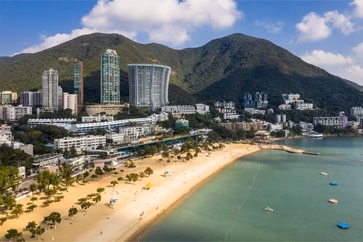 Tại một trong những khu dân cư đắt đỏ nhất châu Á, biệt thự ở Vịnh Repulse gây chú ý khi được chuyển đổi từ tòa nhà căn hộ 5 tầng thành nhà ở đơn lập sang trọng giá 280 triệu USD. Ảnh : @Didier Marti
