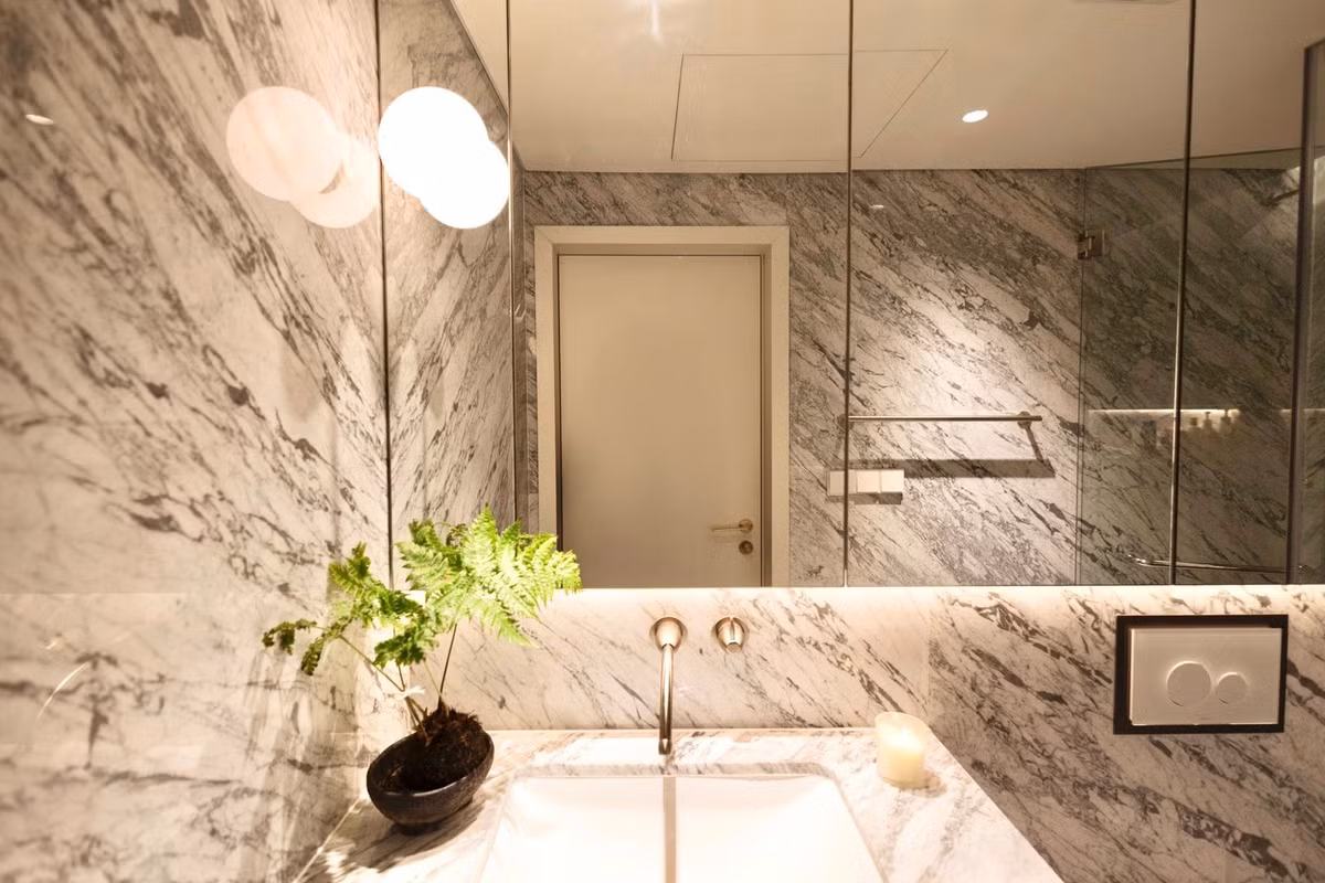 Phòng tắm ốp đá marble tự nhiên sang trọng. Ảnh: FB Thanh Thanh Huyền