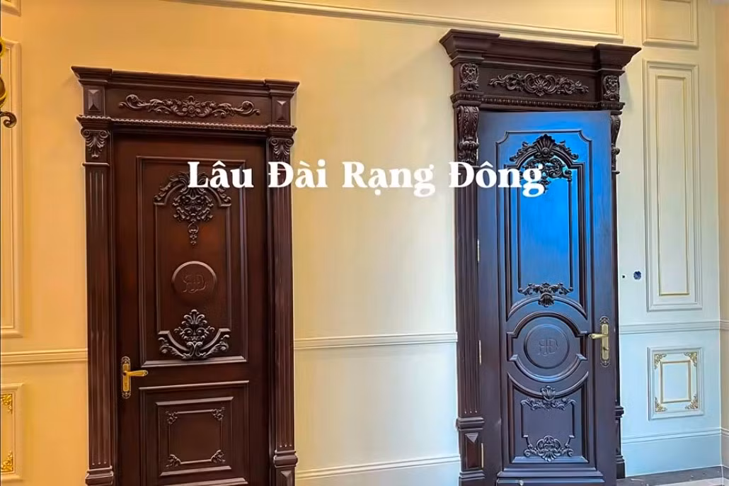 Cửa gỗ thiết kế màu nâu trầm với hoa văn chạm nổi nhiều lớp. Ảnh: Phunuso