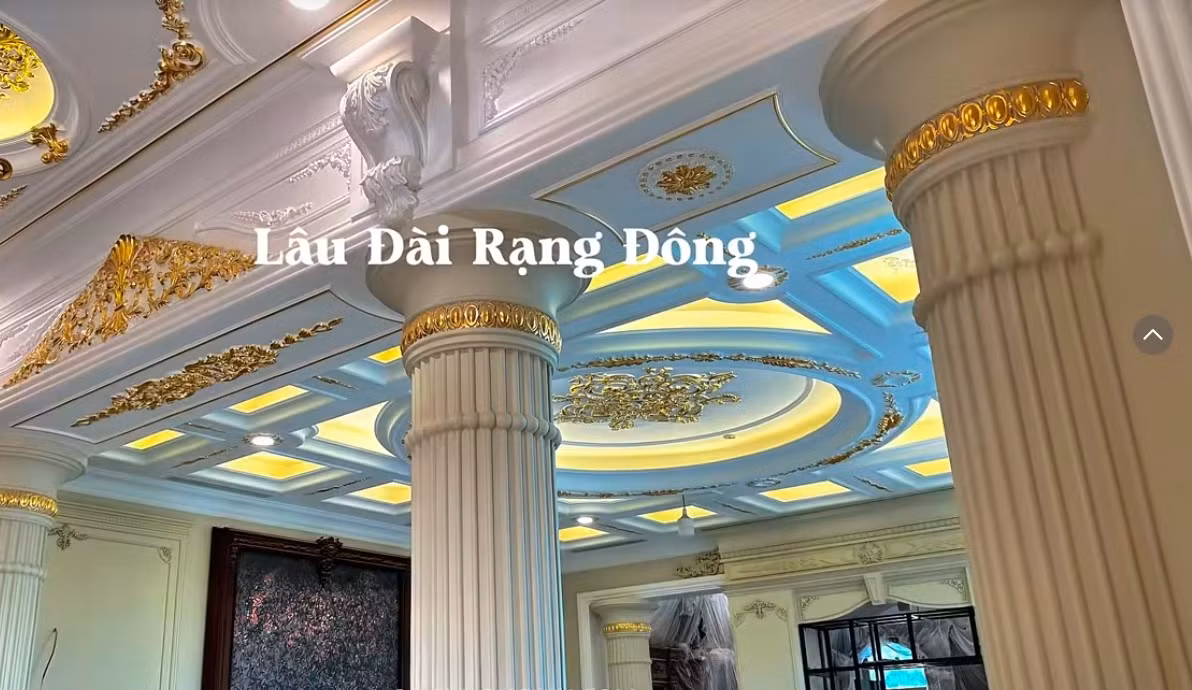 Trong nhà có hệ cột trụ lớn dạng tròn, phần đầu cột trang trí hoa văn cầu kỳ, viền mạ vàng. Ảnh: Phunuso