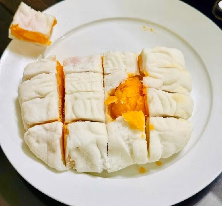 Bánh dẻo nhân sen trứng muối cán dẹt 300.000 đồng/chiếc là chiếc bánh "thị phi" nhất kể từ đầu mùa Trung thu 2025. Ảnh: Facebook