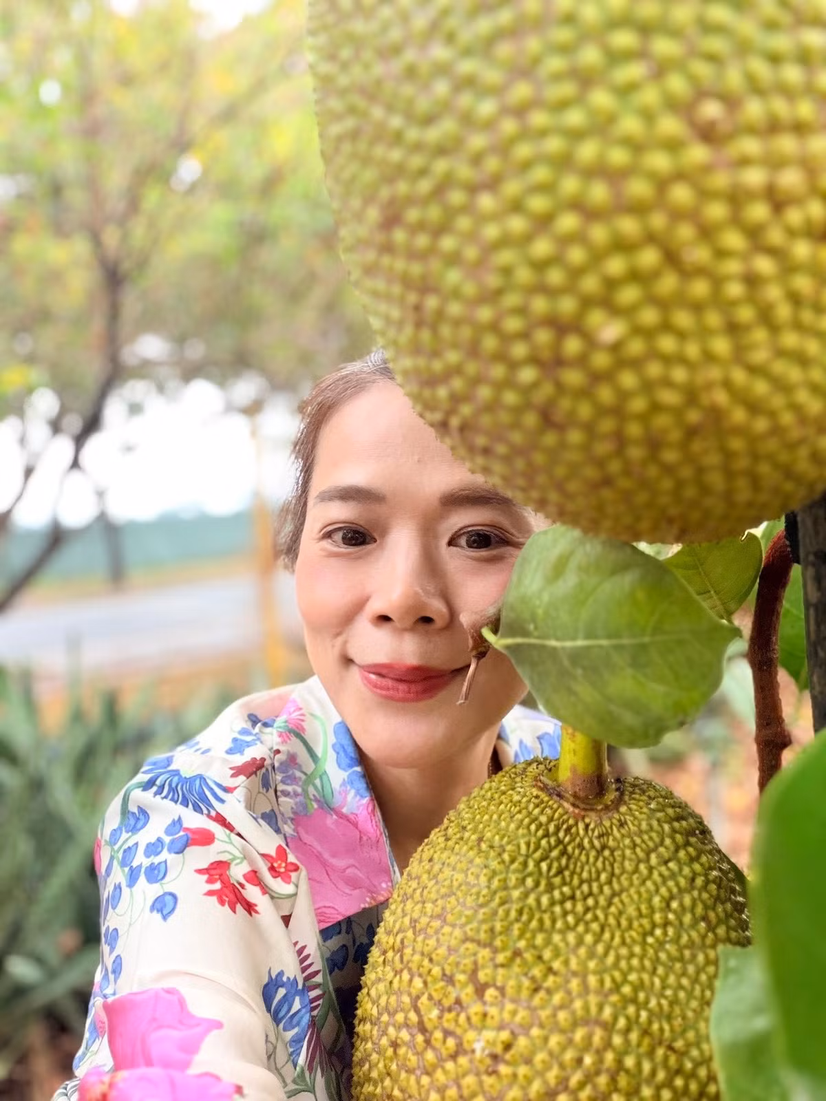 Mới đây, Mỹ Lệ khiến người hâm mộ xôn xao khi chia sẻ những hình ảnh đầu tiên về việc nhận bàn giao một khu đất mới. Thay vì kiểm tra cơ sở vật chất, công việc đầu tiên của "O Lệ" là chạy ra vườn để đếm cây. Ảnh: FB Hoàng Thị Mỹ Lệ