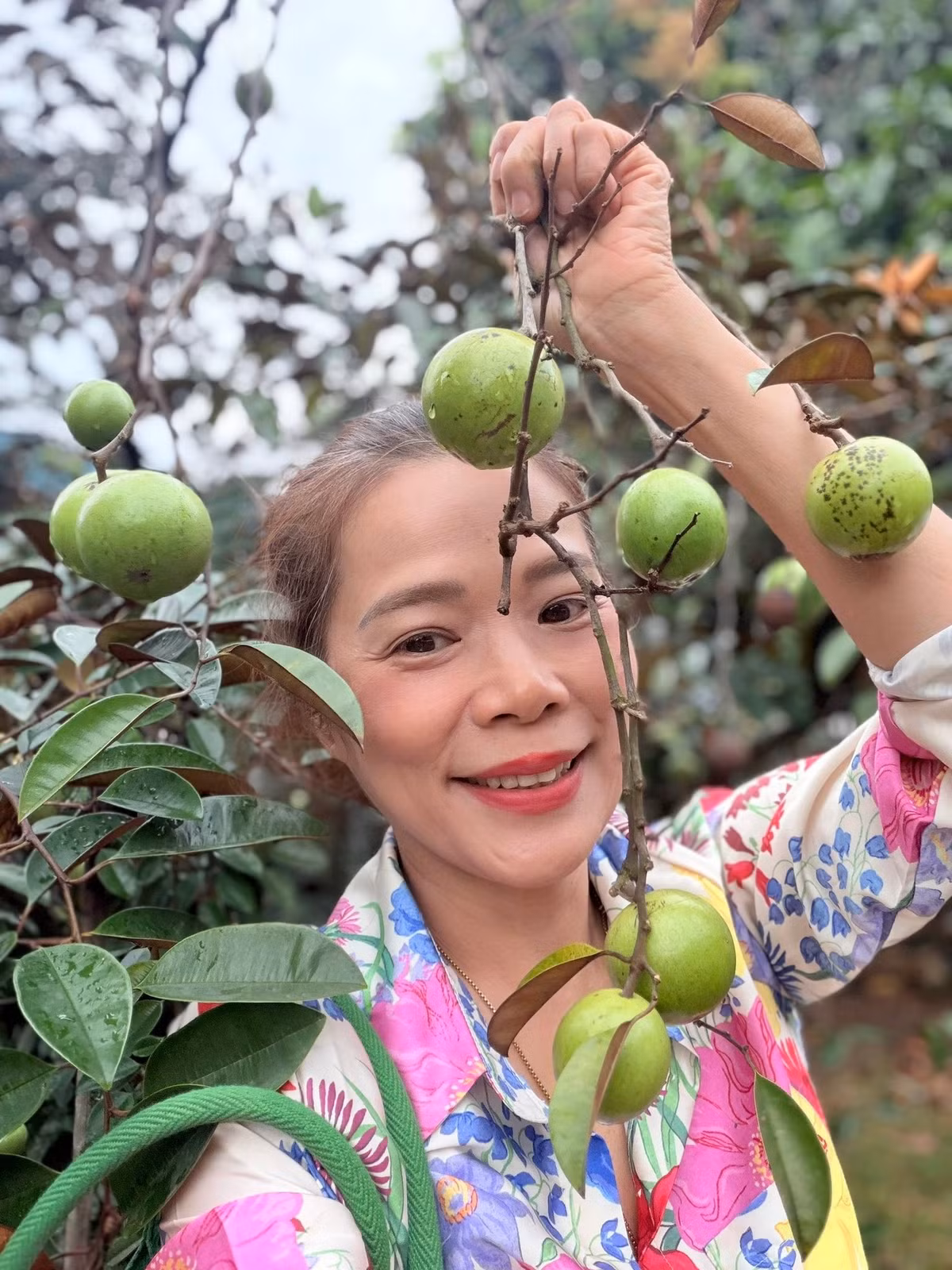 Dù sống trong nhung lụa, nữ ca sĩ vẫn thường xuyên tự tay chăm bón, làm "nông dân chính hiệu". Mỹ Lệ coi vườn tược là nơi thư giãn lý tưởng sau những giờ làm việc căng thẳng. Ảnh: FB Hoàng Thị Mỹ Lệ